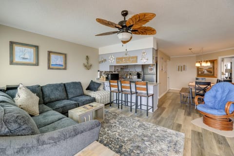 Coastal Condo with Indoor and Outdoor Pool Access Condominio in Emerald Isle