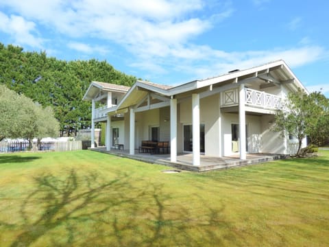 VILLA LE CLOS DES OLIVIERS, piscine chauffée, 5 chambres, jardin de 2500m2, proche plage Villa in Moliets-et-Maa