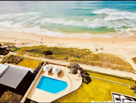 ABSOLUTELY STUNNING! ON THE BEACH !!! Condo in Surfers Paradise