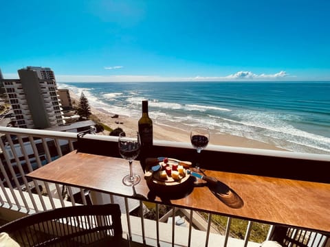 ABSOLUTELY STUNNING! ON THE BEACH !!! Apartment in Surfers Paradise
