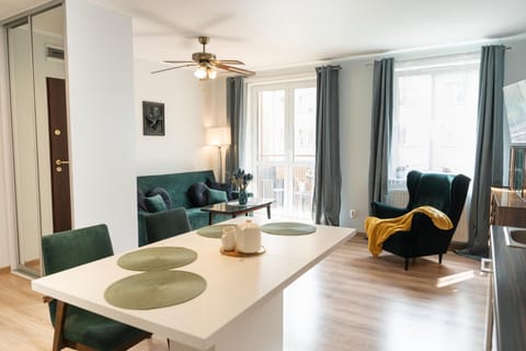 Living room, Seating area, Dining area, fireplace