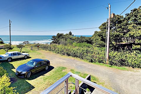 Blue Waves Overlook House in Newport