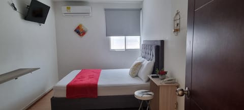 Bed, TV and multimedia, Photo of the whole room, Bedroom, hair dresser, air conditioner