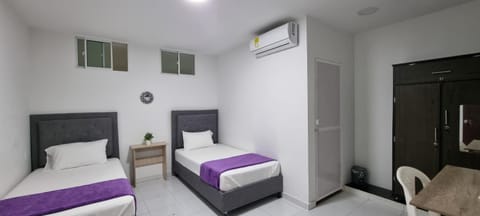 Bed, TV and multimedia, Photo of the whole room, Bedroom, wardrobe, air conditioner