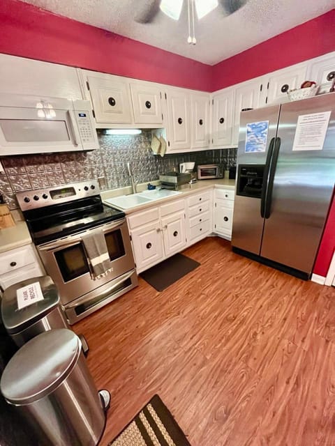 Family Friendly Downtown Home - Private Yard & Grill - Location, Location, Location! Apartamento in Athens