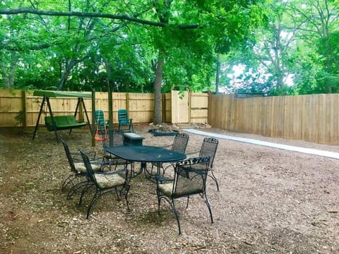 Family Friendly Downtown Home - Private Yard & Grill - Location, Location, Location! Apartment in Athens