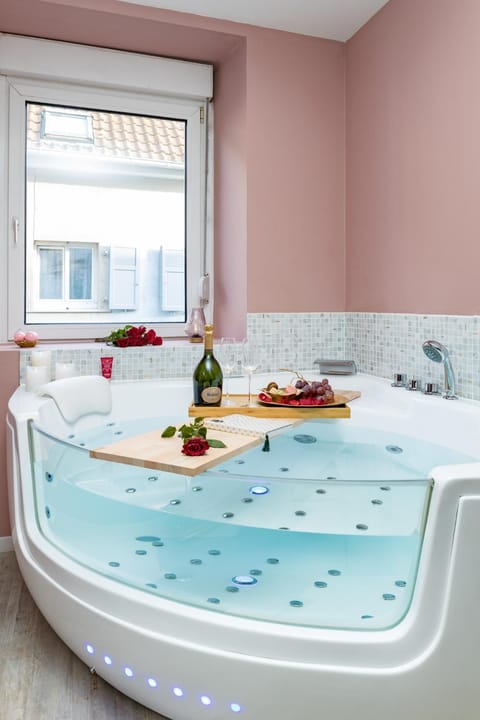 @Romantic Suite & Spa @Jacuzzi @ Parking gratuit @ Apartment in Mulhouse