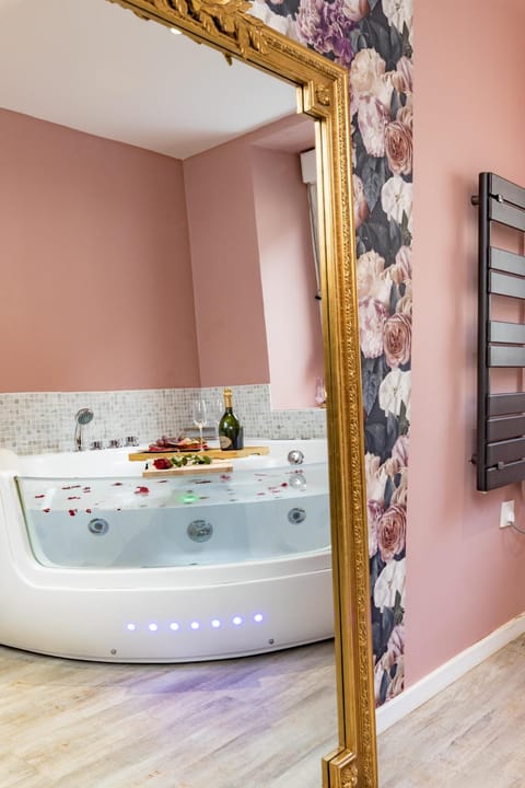 @Romantic Suite & Spa @Jacuzzi @ Parking gratuit @ Apartment in Mulhouse