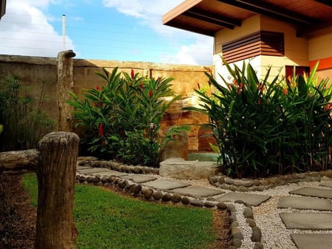 Elegant Villa in La Fortuna with spacious backyard plus very private pool & parking Villa in La Fortuna