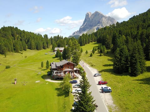 Property building, Day, Natural landscape, Bird's eye view, Mountain view, Parking