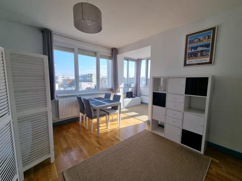 Photo of the whole room, Dining area