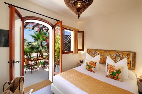 Patio, Photo of the whole room, Bedroom, Garden view, Sea view