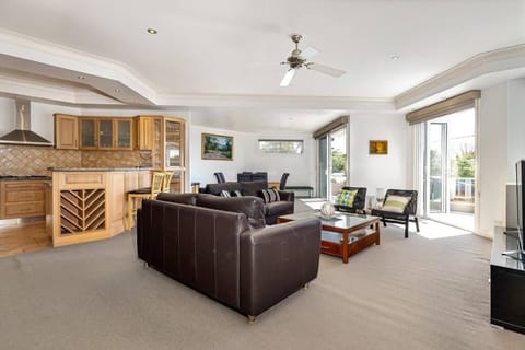 Sea Grange - harbour views, prime location House in Mornington