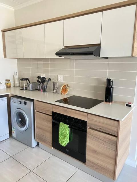 Loadshedding Equipped 2-Bed Apartment in Waterfall, Waterfall City Wohnung in Sandton