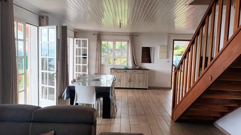 Maison de 4 chambres avec vue sur la mer jardin clos et wifi a Saint Leu Haus in Saint-Leu