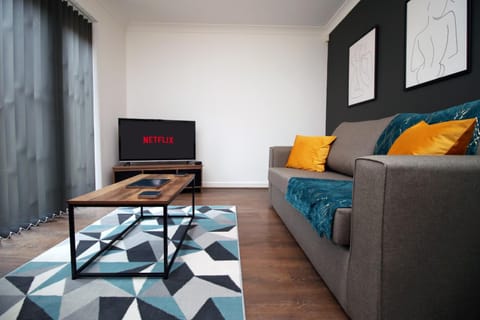 TRUSCOTT - Spacious Home, High Speed Wi-Fi, Free Parking, Garden, Table Football Haus in Swindon