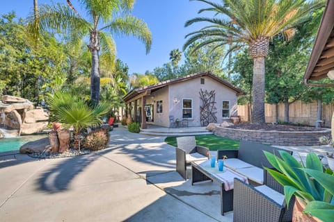 Bright Poway Studio with Shared Outdoor Oasis! Condominio in Rancho Bernardo