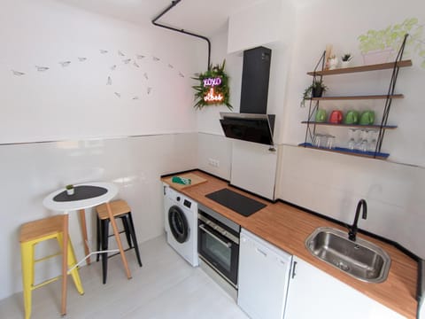 Kitchen or kitchenette, Dining area, dishwasher