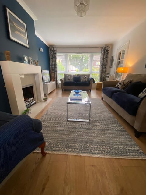 Delightful, central 3 bedroom house with garden & free parking Apartment in Inverness