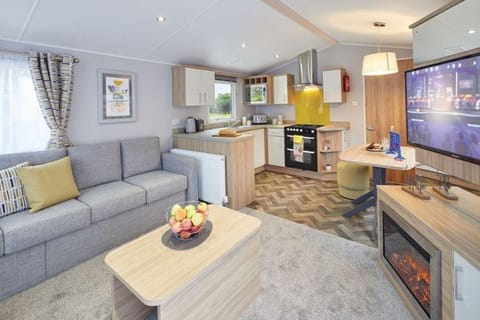 Emma's Escape 3-bedroom sleeps 6 caravan at Durdle Door House in Purbeck District