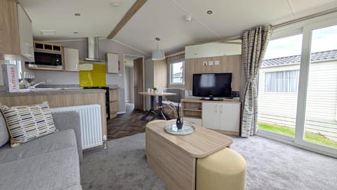 Emma's Escape 3-bedroom sleeps 6 caravan at Durdle Door House in Purbeck District