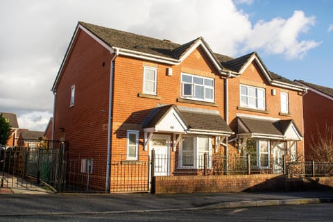 Cosy 3-Bed Home Close to City Centre (Parking) House in Salford