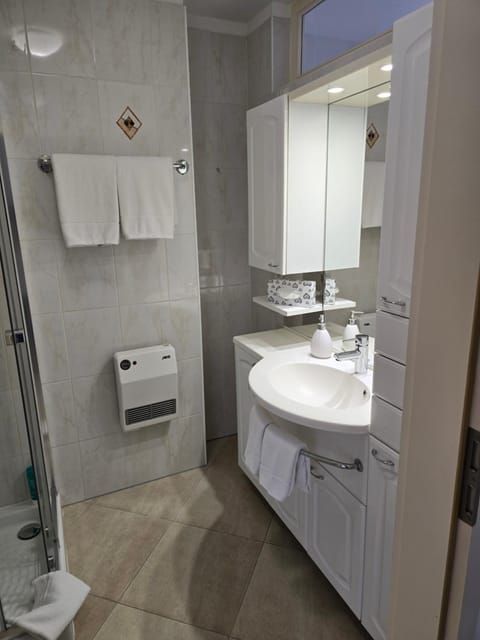 Shower, Toilet, Bathroom, towels