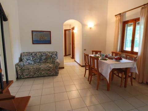 Flat in villa with air conditioning and private terrace Copropriété in Giannella