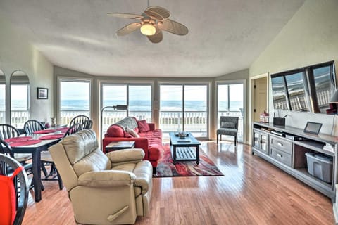 Sunny Home with Decks and Views, Steps to Beach! Maison in Flagler Beach