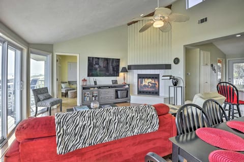 Sunny Home with Decks and Views, Steps to Beach! Casa in Flagler Beach