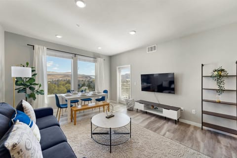 TV and multimedia, Living room, Seating area, Evening entertainment