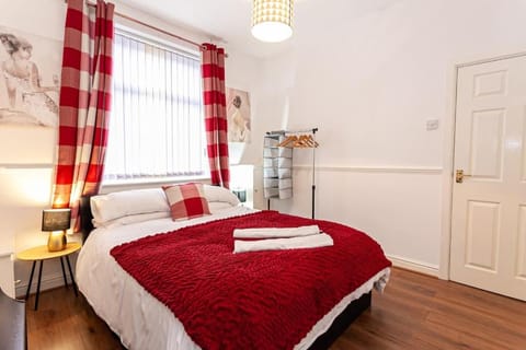Fabulous Stay - 4 Bedroom House, sleeps 9, ideal for Business and Contractors, Free parking House in Stoke-on-Trent