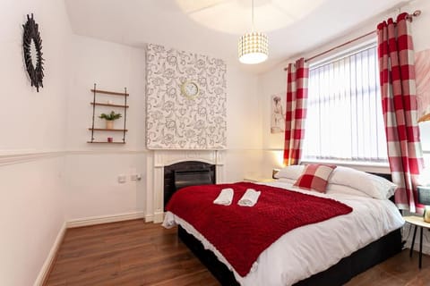 Fabulous Stay - 4 Bedroom House, sleeps 9, ideal for Business and Contractors, Free parking Casa in Stoke-on-Trent