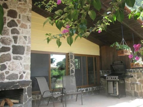 Casa BuenAventura - Cozy country cottage with wooden ceilings and stone walls within nature reserve Chalet in Panajachel