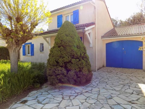 Property building, Day, Garden, Garden view