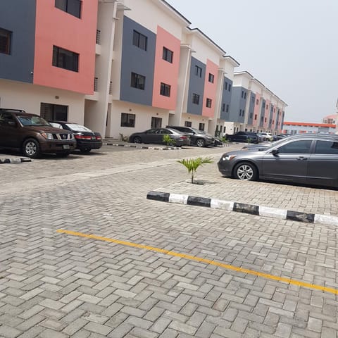 Lovely 4 bedroom house with pool, gym, wifi and 24hrs power Eigentumswohnung in Nigeria