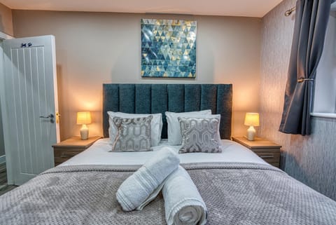 Stylish House - B'ham Airport and NEC, JLR Solihull, Business & Leisure Stays - Aspen House House in Solihull