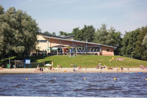 Kajuit423 6pers 5sterren vakantiepark Bergumermeer aan het water in Friesland met zwembad Chalet in Burgum