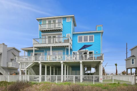 Beachfront Melody House in Galveston Island