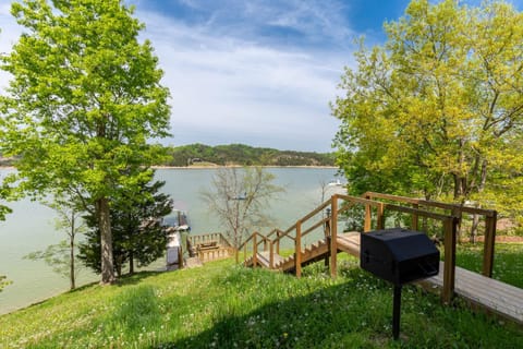 Sunset Breeze House in Douglas Lake