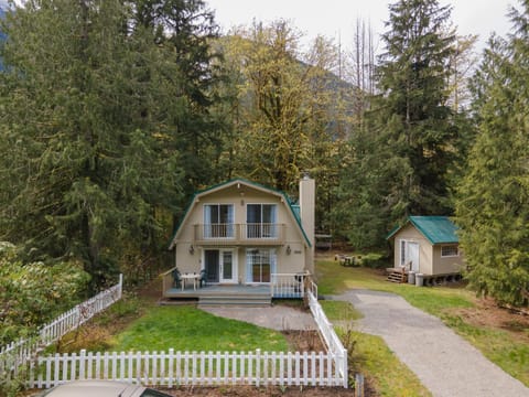 Lovely 3 bedroom King bed WI FI Hot Tub fireplace river access hiking ski Maison in Baring