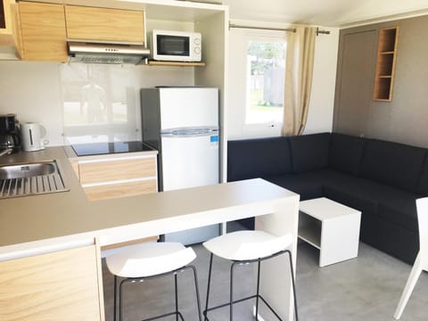 Mobil-home confort 4 pers, 2 ch, piscine chauffée, 200m plage, parking, wifi gratuit, animaux ok - FR-1-361A-32 House in Jullouville