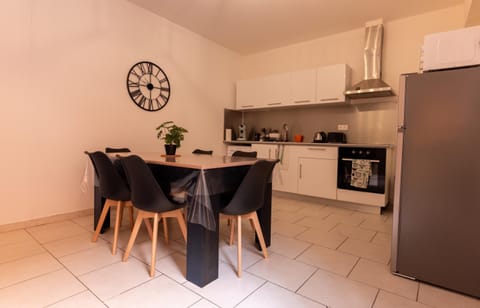 Grand appartement climatisé 3 chambres 6-8 pers Apartamento in Béziers