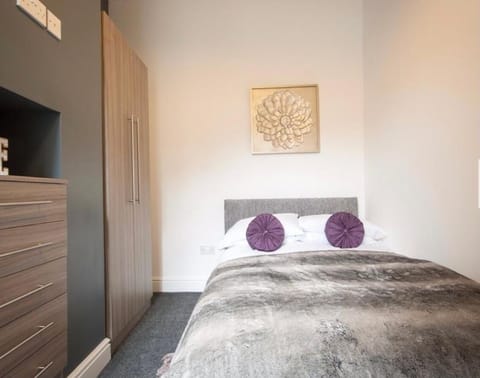 Centralized Private 4 BR House at Hanley with Free Parking House in Stoke-on-Trent