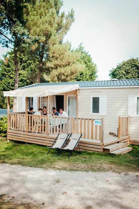 Mobil Home XXL 4 chambres - Camping La Pointe de Roscoff Terrain de camping /
station de camping-car in Santec