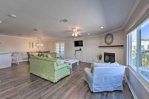 Bright and Chic Pensacola Townhouse with Sunroom! Haus in Ono Island