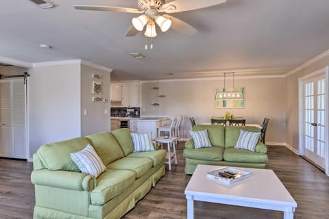 Bright and Chic Pensacola Townhouse with Sunroom! Maison in Ono Island