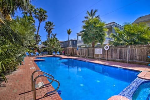 Sunny Pool-View Condo on South Padre Island! Copropriété in South Padre Island