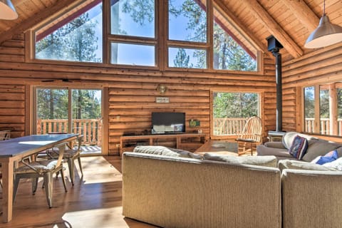 Updated Groveland Cabin with Wraparound Deck! Casa in Groveland