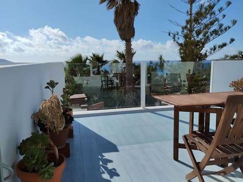 360 view to ocean and cliffs Apartment in Isla de Lanzarote